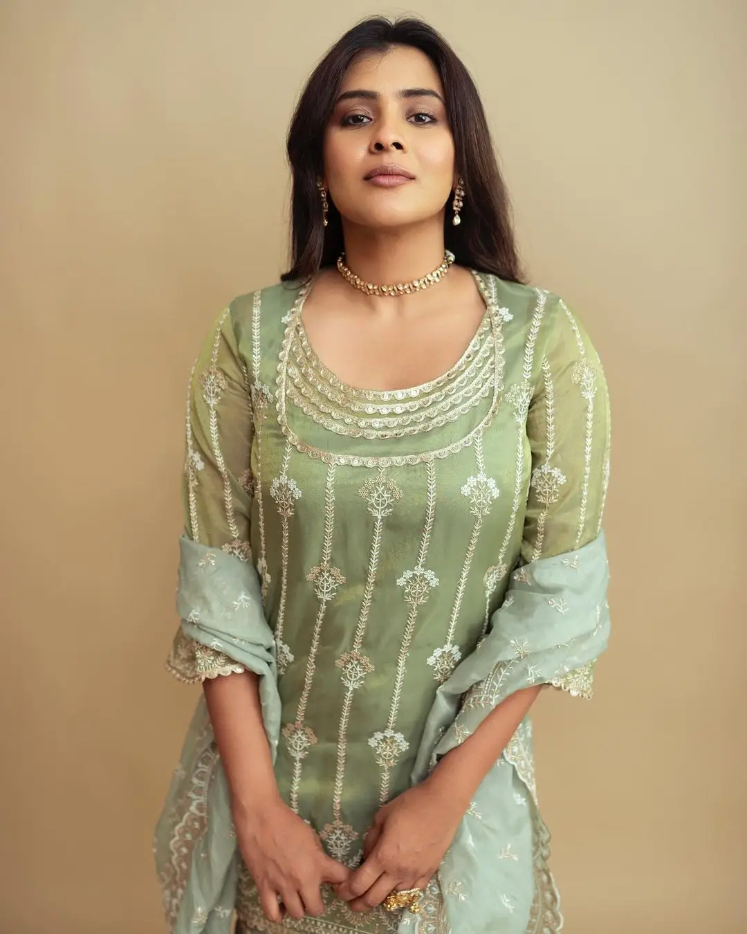 SOUTH INDIAN ACTRESS HEBAH PATEL STILLS IN GREEN GOWN 4